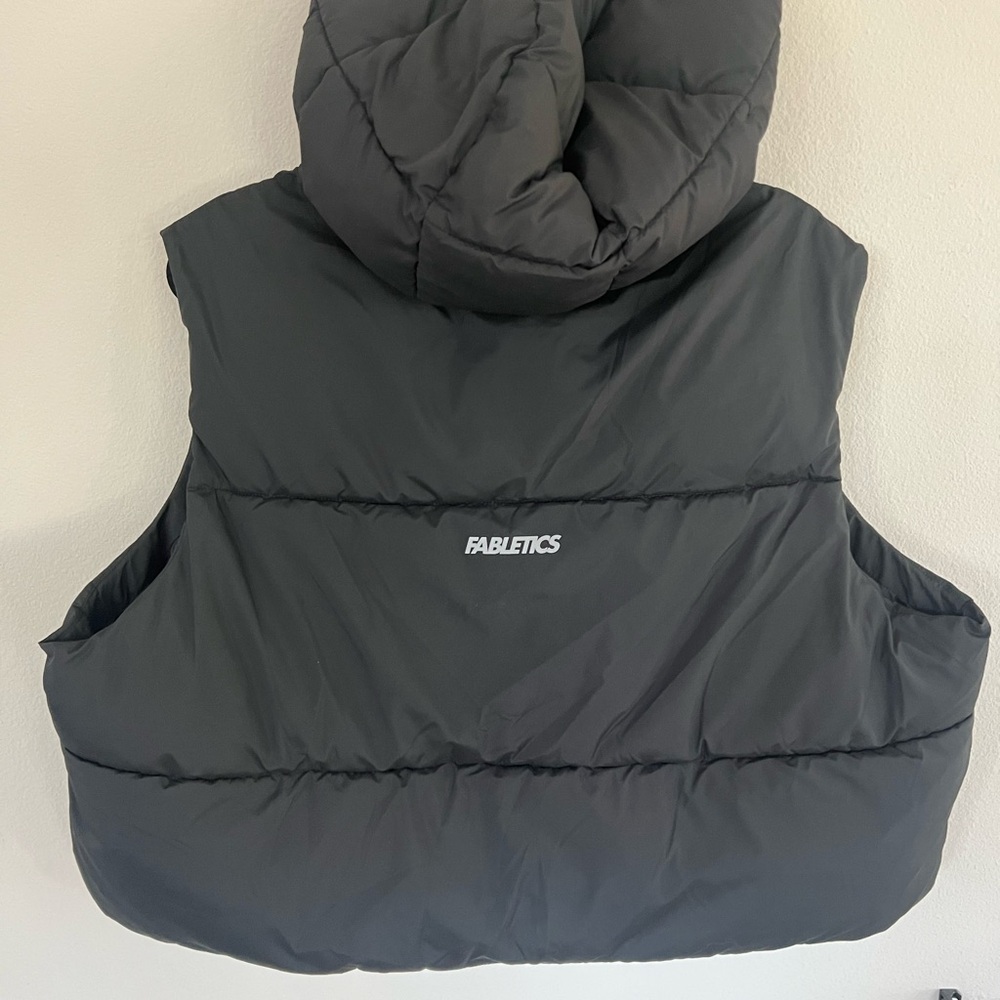 Fabletics Essential Cropped Hooded Puffer Vest - Picture 4 of 7